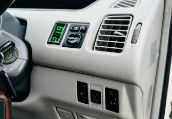 Подержанный автомобиль Toyota Nadia 2001 года (13 фото)