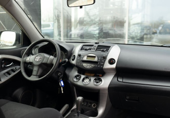 Подержанный автомобиль Toyota RAV4 2008 года (10 фото)
