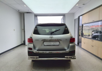 Подержанный автомобиль Toyota Highlander 2011 года (5 фото)