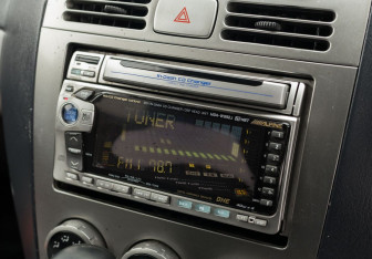 Подержанный автомобиль Nissan Wingroad 2002 года (12 фото)