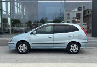 Подержанный автомобиль Nissan Tino 1999 года (8 фото)