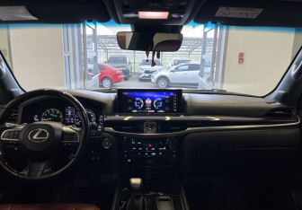 Подержанный автомобиль Lexus LX 2017 года (11 фото)