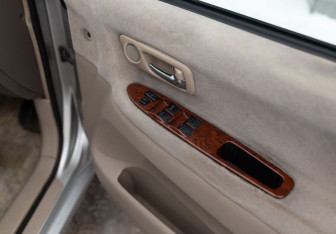 Подержанный автомобиль Toyota Gaia 2001 года (13 фото)