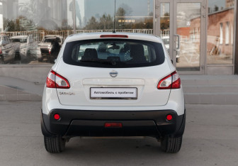Подержанный автомобиль Nissan Qashqai 2013 года (6 фото)