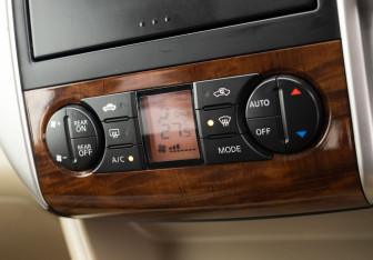 Подержанный автомобиль Nissan Serena Minivan 2009 года (14 фото)