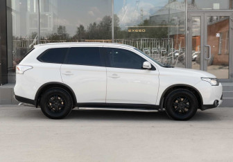Подержанный автомобиль Mitsubishi Outlander 2014 года (4 фото)