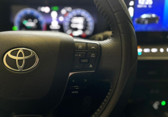 Подержанный автомобиль Toyota Camry Sedan 2024 года (16 фото)