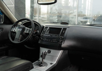 Подержанный автомобиль Infiniti FX 2005 года (10 фото)