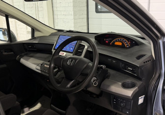 Подержанный автомобиль Honda Freed 2010 года (7 фото)