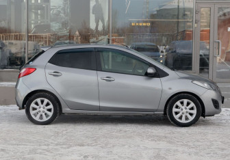 Подержанный автомобиль Mazda Demio 2014 года (4 фото)