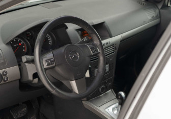 Подержанный автомобиль Opel Astra Hatchback 2006 года (11 фото)