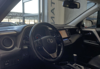 Подержанный автомобиль Toyota RAV4 2016 года (13 фото)