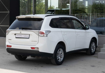 Подержанный автомобиль Mitsubishi Outlander 2013 года (5 фото)