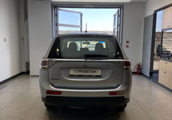Подержанный автомобиль Mitsubishi Outlander 2013 года (6 фото)