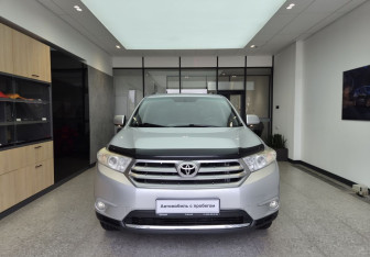 Подержанный автомобиль Toyota Highlander 2011 года (2 фото)