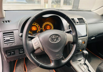 Подержанный автомобиль Toyota Corolla Sedan 2009 года (12 фото)