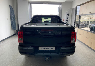 Подержанный автомобиль Toyota Hilux 2015 года (7 фото)