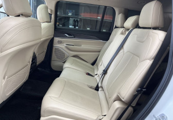 Подержанный автомобиль Jeep Grand Cherokee 2022 года (16 фото)