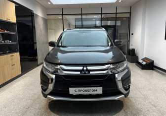 Подержанный автомобиль Mitsubishi Outlander 2017 года (3 фото)