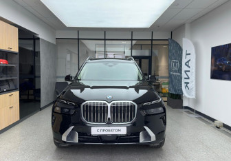 Подержанный автомобиль BMW X7 2023 года (2 фото)