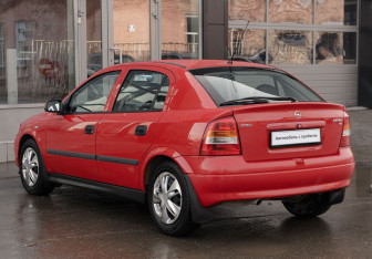 Подержанный автомобиль Opel Astra Hatchback 2002 года (7 фото)
