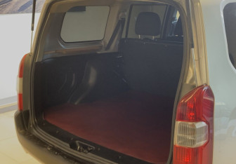 Подержанный автомобиль Toyota Succeed 2015 года (13 фото)