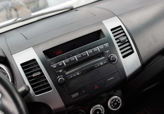 Подержанный автомобиль Mitsubishi Outlander 2007 года (14 фото)