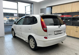 Подержанный автомобиль Nissan Tino 1999 года (7 фото)