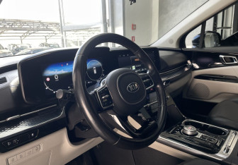 Подержанный автомобиль Kia Carnival 2021 года (7 фото)