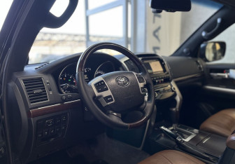 Подержанный автомобиль Toyota Land Cruiser Suv 2014 года (7 фото)