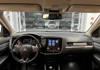 Подержанный автомобиль Mitsubishi Outlander 2021 года (10 фото)