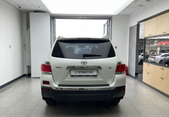 Подержанный автомобиль Toyota Highlander 2013 года (6 фото)