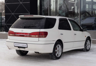 Подержанный автомобиль Toyota Vista Wagon 2000 года (5 фото)