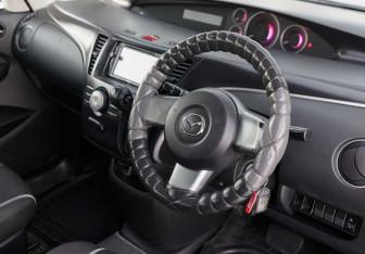 Подержанный автомобиль Mazda Biante 2009 года (11 фото)