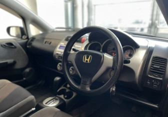 Подержанный автомобиль Honda Fit 2006 года (8 фото)
