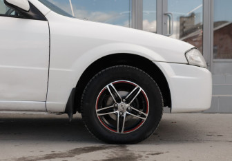 Подержанный автомобиль Mazda Familia Sedan 2000 года (9 фото)