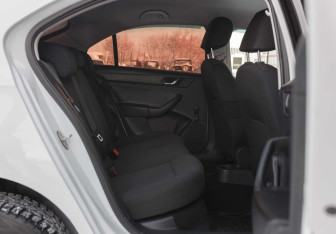 Подержанный автомобиль Skoda Rapid Liftback 2017 года (17 фото)