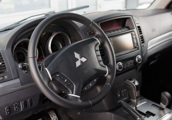 Подержанный автомобиль Mitsubishi Pajero 2011 года (11 фото)