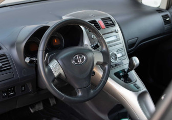 Подержанный автомобиль Toyota Auris Hatchback 2009 года (11 фото)