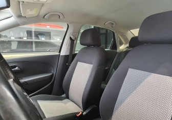 Подержанный автомобиль Volkswagen Polo Sedan 2012 года (13 фото)