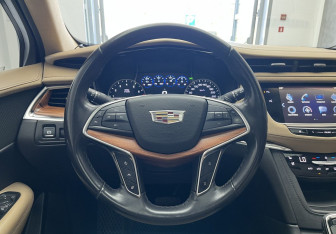 Подержанный автомобиль Cadillac XT5 2017 года (13 фото)