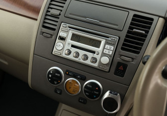 Подержанный автомобиль Nissan Tiida Hatchback 2005 года (13 фото)