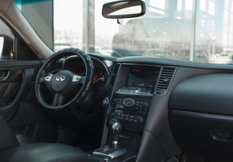 Подержанный автомобиль Infiniti FX 2010 года (10 фото)