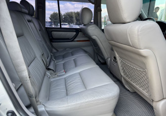 Подержанный автомобиль Toyota Land Cruiser Suv 2006 года (9 фото)