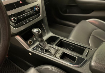 Подержанный автомобиль Hyundai Sonata 2017 года (10 фото)