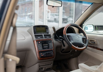 Подержанный автомобиль Toyota Gaia 2001 года (10 фото)
