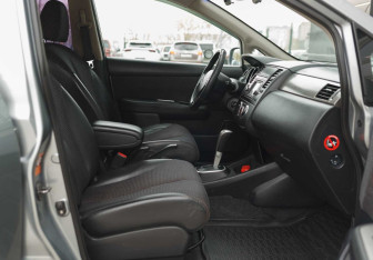 Подержанный автомобиль Nissan Tiida Hatchback 2013 года (19 фото)