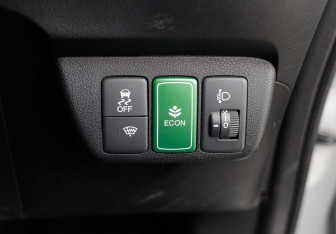 Подержанный автомобиль Honda Fit Shuttle 2014 года (16 фото)