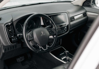 Подержанный автомобиль Mitsubishi Outlander 2019 года (11 фото)