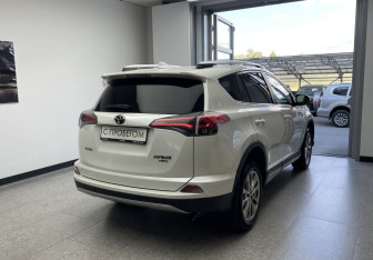 Подержанный автомобиль Toyota RAV4 2017 года (4 фото)